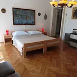 Apartment Paula Near Archaeological Museum 27901 Pula