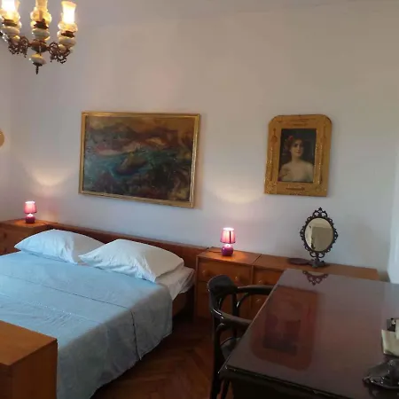 Near Archaeological Museum In In Pluj * פולה