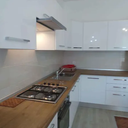 Apartment Near Archaeological Museum In In Pluj Pula